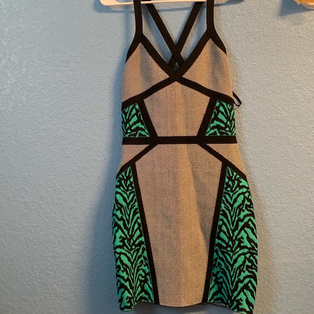 Dress DOES NOT ZIP UP